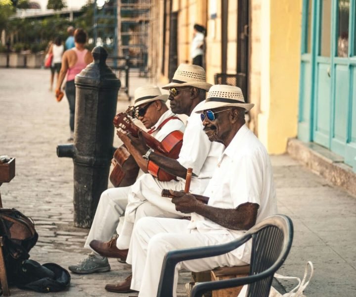 Músicos en la terraza de un restaurante de La Habana, con vista a la ciudad en los viajes organizados a Cuba